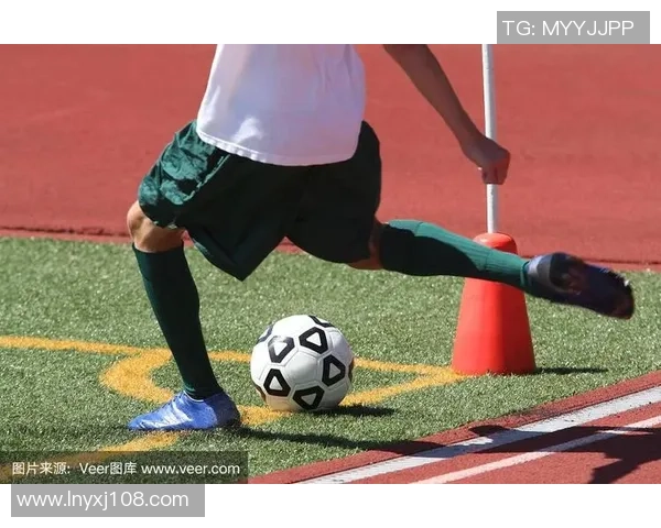 足球明星精彩瞬间高清角球踢球动作图集展现足球魅力与技巧